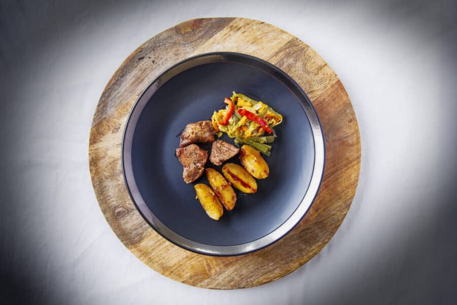 Rojões com Batata e Legumes