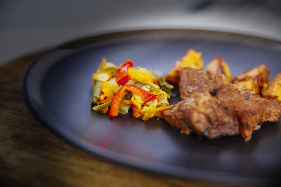 Rojões com Batata e Legumes